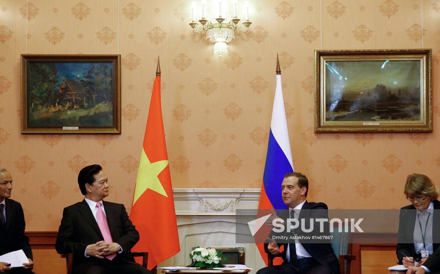 Dmitry Mevedev has talks with Nguyen Tan Dung
