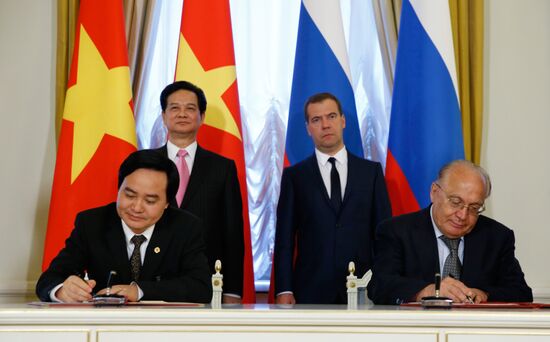 Dmitry Mevedev has talks with Nguyen Tan Dung