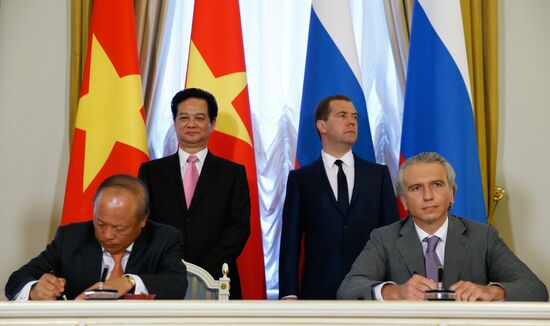 Dmitry Mevedev has talks with Nguyen Tan Dung