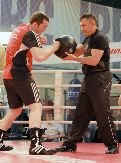 Boxing. D.Lebedev and G.Jones hold open training session