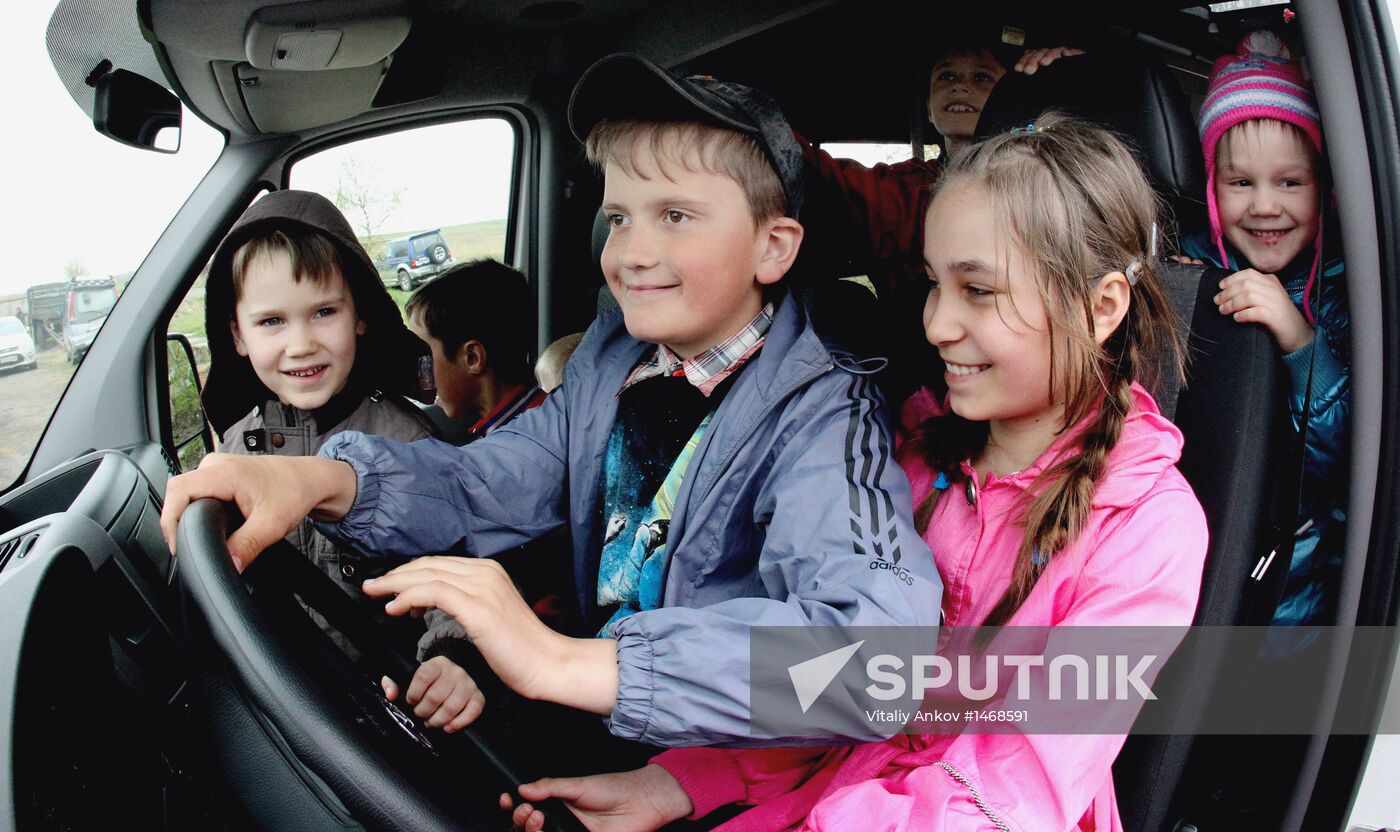 Governor of Primorye gives bus to family with many children