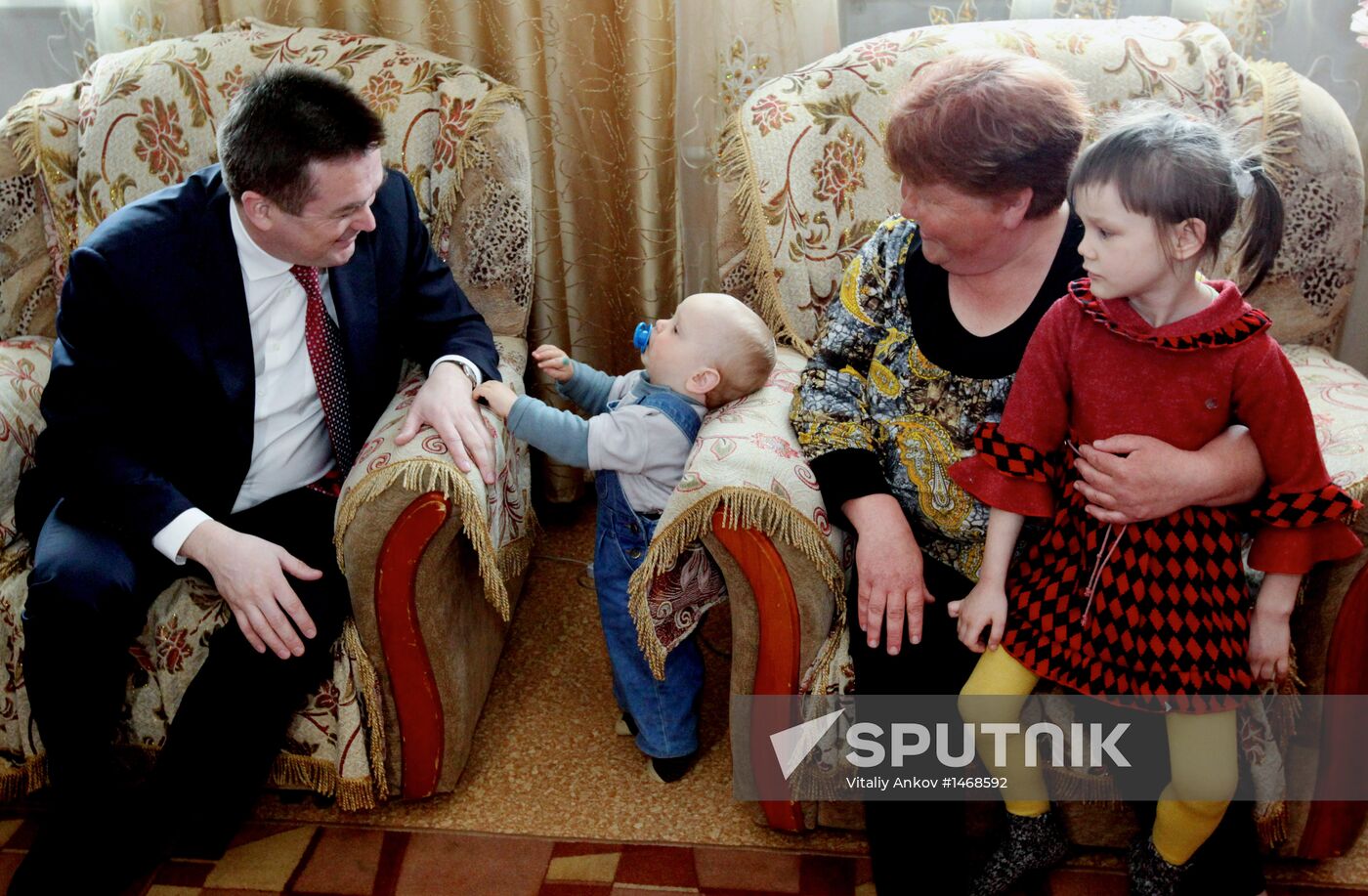 Governor of Primorye gives bus to family with many children