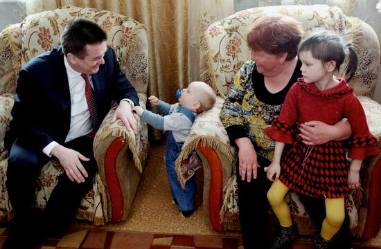 Governor of Primorye gives bus to family with many children