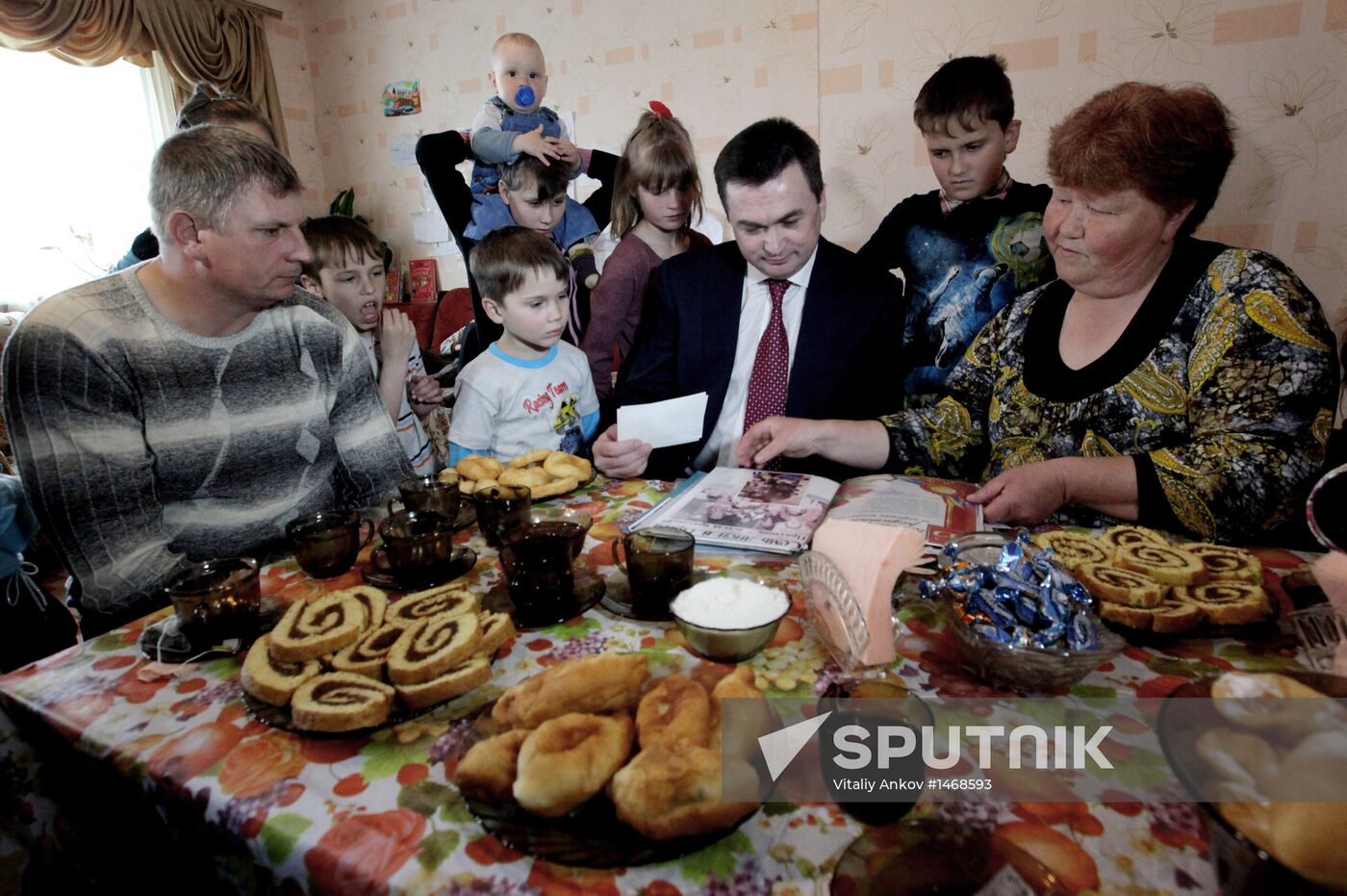 Governor of Primorye gives bus to family with many children