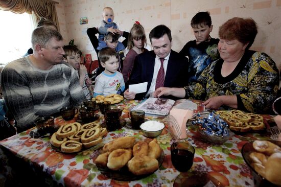 Governor of Primorye gives bus to family with many children