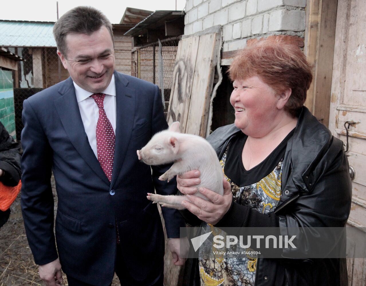Governor of Primorye gives bus to family with many children