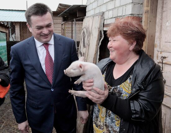 Governor of Primorye gives bus to family with many children