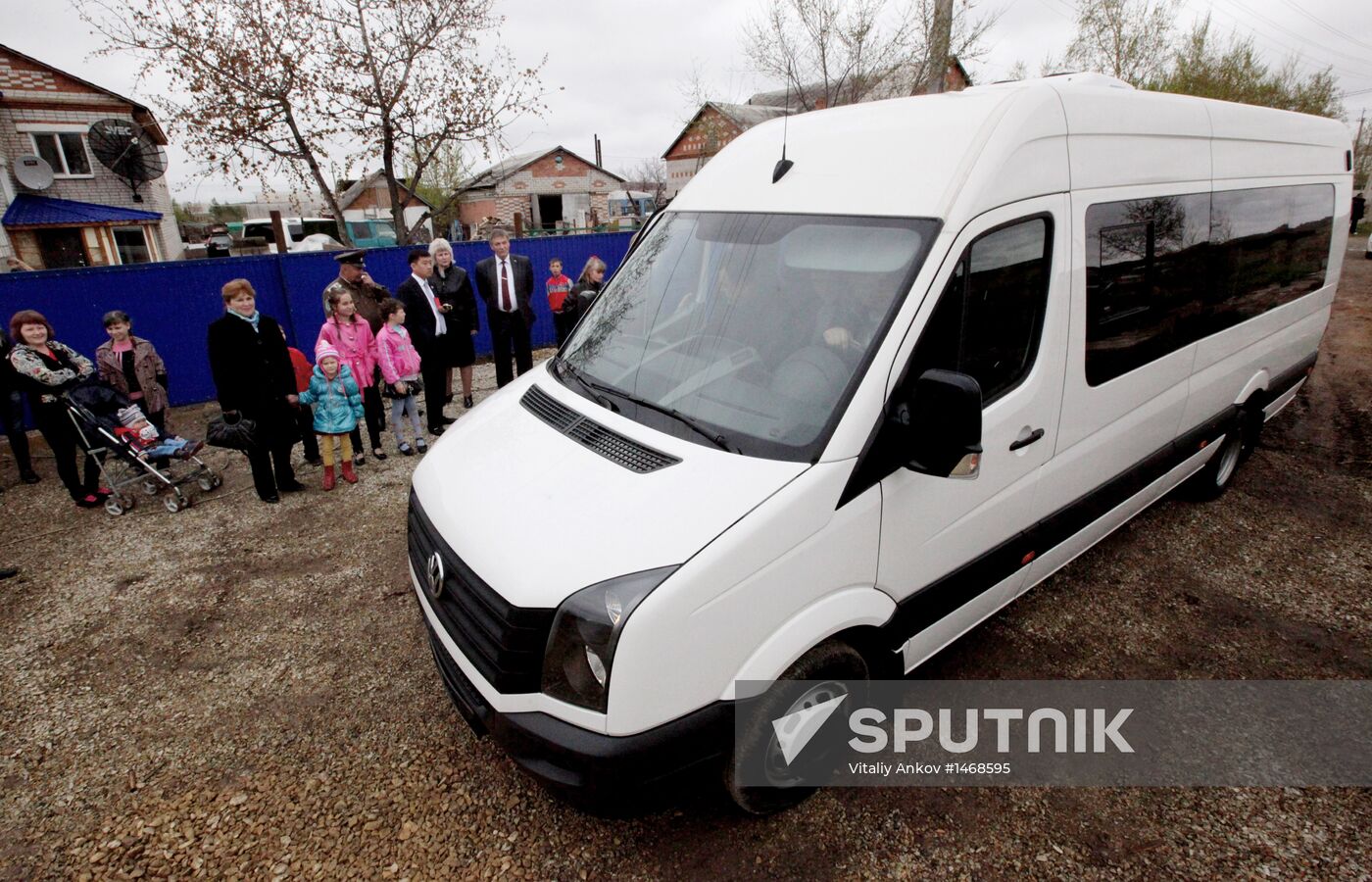 Governor of Primorye gives bus to family with many children