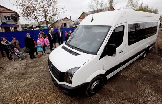 Governor of Primorye gives bus to family with many children