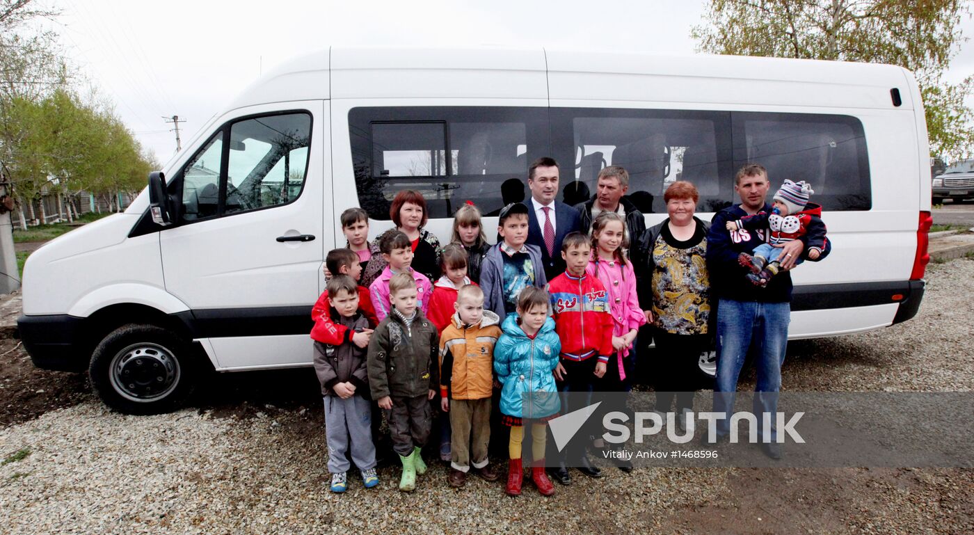 Governor of Primorye gives bus to family with many children