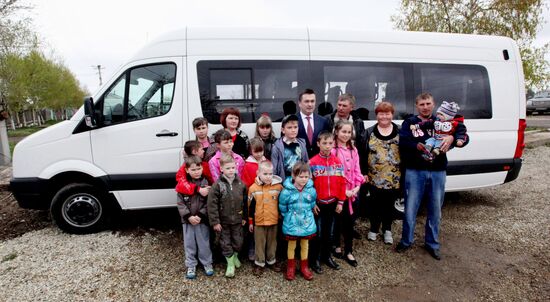 Governor of Primorye gives bus to family with many children