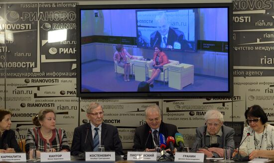 Round table in St Petersburg on paintings transfer