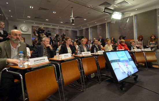 Round table in St Petersburg on paintings transfer
