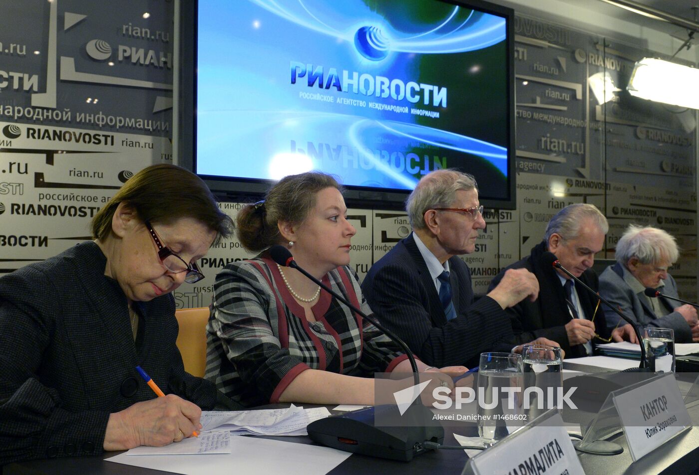 Round table in St Petersburg on paintings transfer