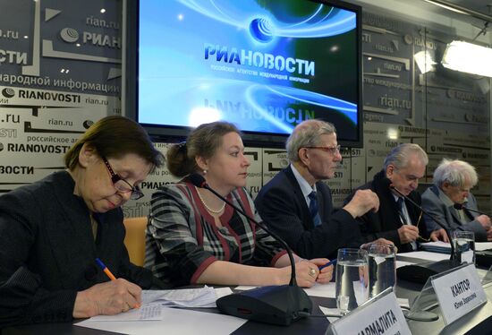 Round table in St Petersburg on paintings transfer