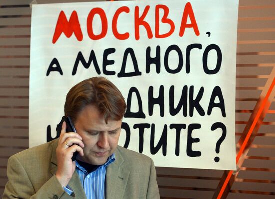 Round table in St Petersburg on paintings transfer