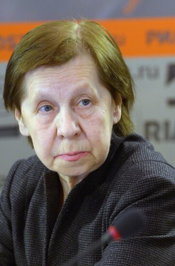 Round table in St Petersburg on paintings transfer