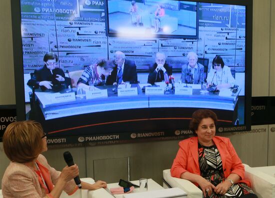 Round table in St Petersburg on paintings transfer