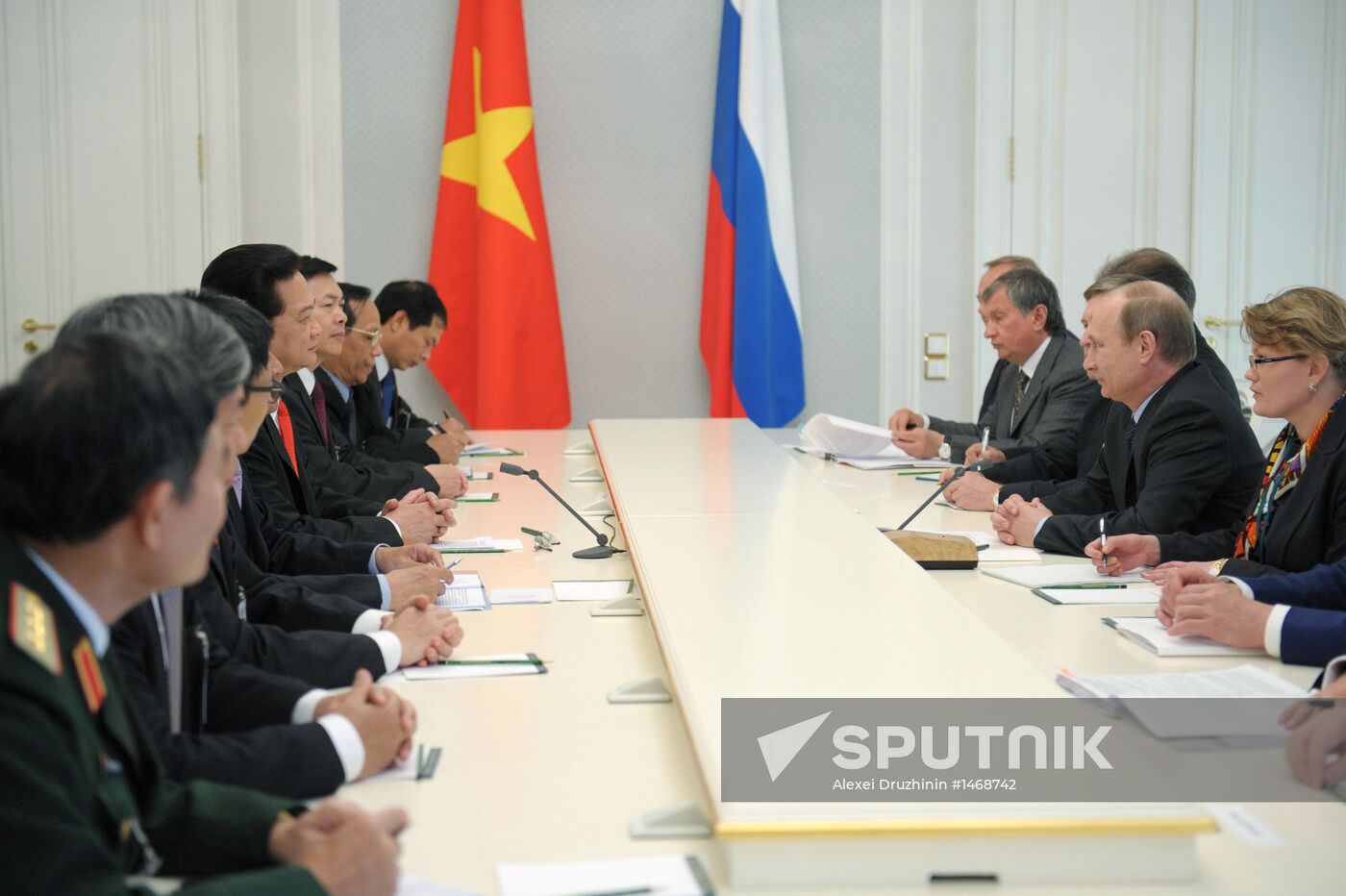 Vladimir Putin meets with Nguyen Tan Dung in Sochi