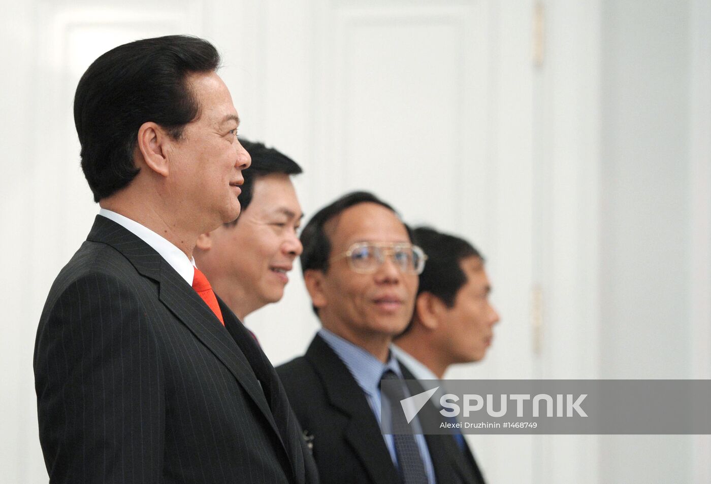 Vladimir Putin meets with Nguyen Tan Dung in Sochi