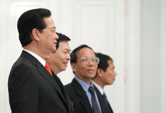 Vladimir Putin meets with Nguyen Tan Dung in Sochi