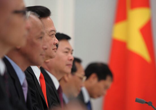 Vladimir Putin meets with Nguyen Tan Dung in Sochi