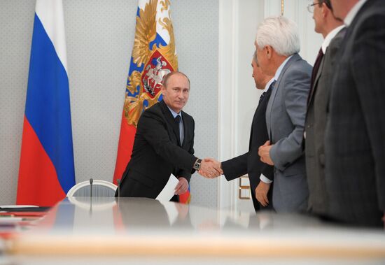 Vladimir Putin meets with leaders of Duma factions
