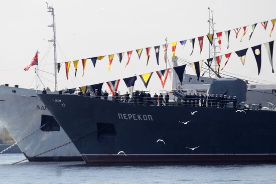 Rehearsing naval parade in Kronstadt