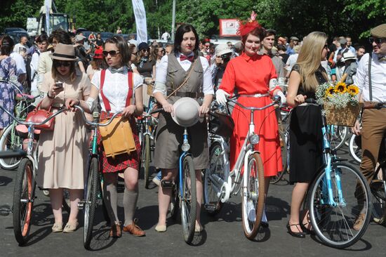 Tweed Ride Moscow 2013 mass cycle ride