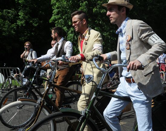 Tweed Ride Moscow 2013 mass cycle ride