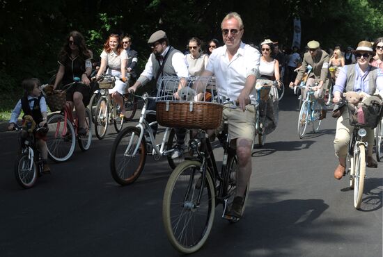 Tweed Ride Moscow 2013 mass cycle ride