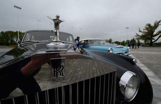 Classic car rally in Konstantinovsky Palace