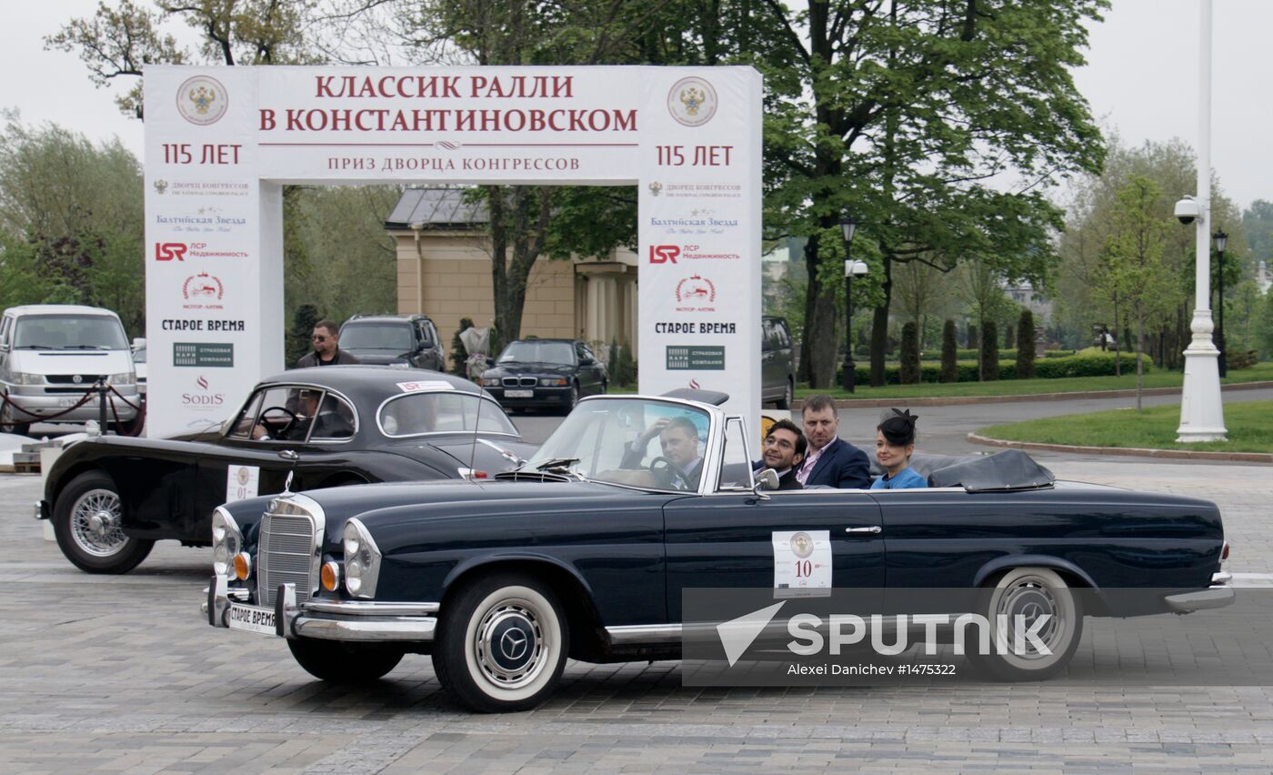 Classic car rally in Konstantinovsky Palace