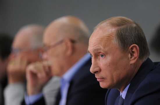Vladimir Putin chairs meeting on development of film industry