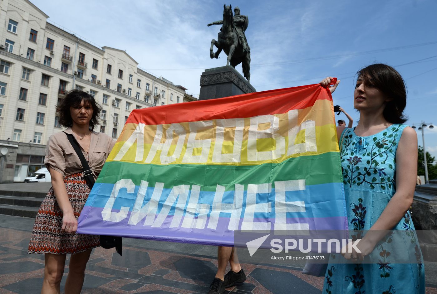 Gay activists hold illegal rallies in Moscow