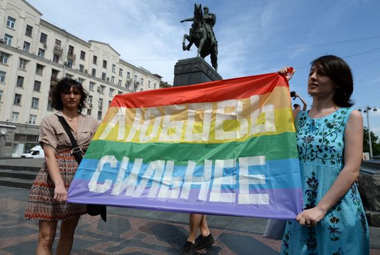 Gay activists hold illegal rallies in Moscow