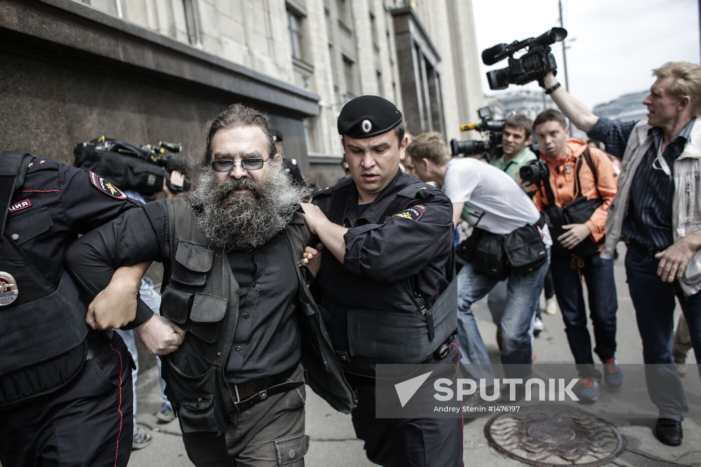 Gay activists hold illegal rallies in Moscow