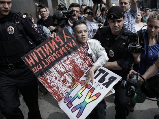 Gay activists hold illegal rallies in Moscow