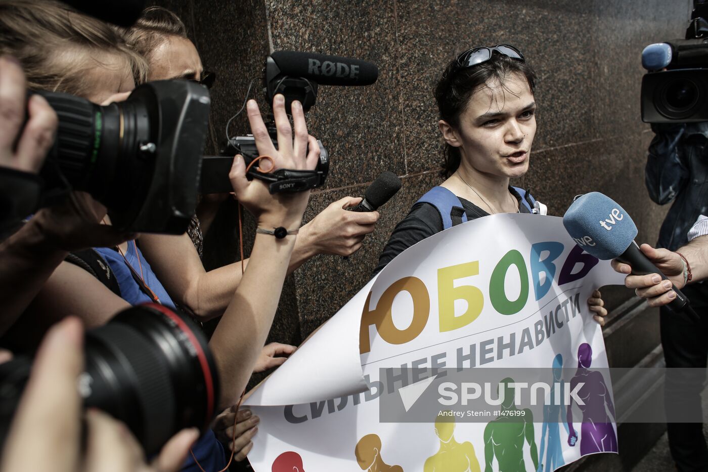Gay activists hold illegal rallies in Moscow