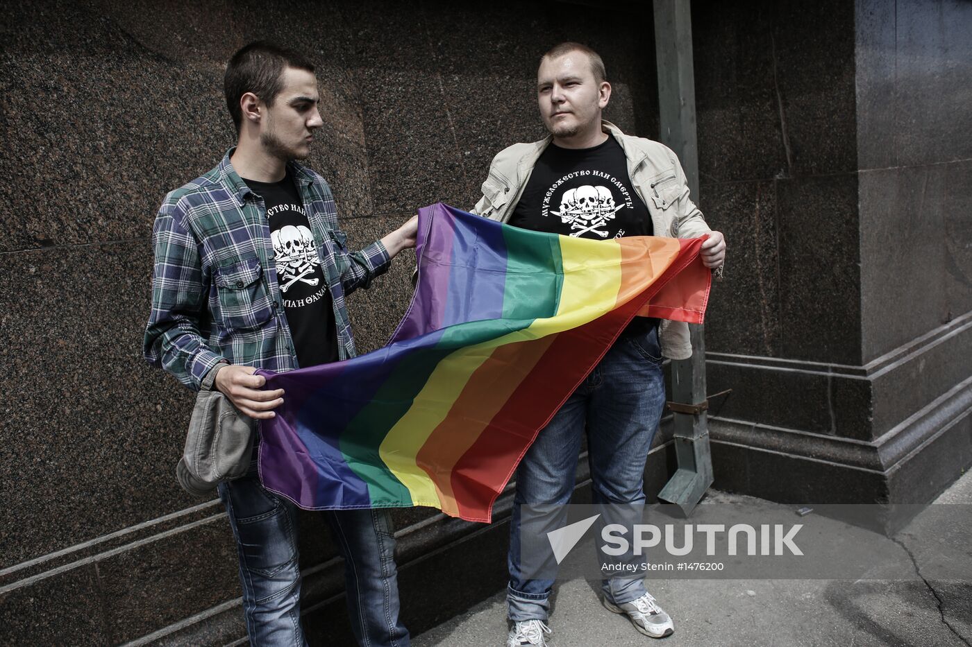 Gay activists hold illegal rallies in Moscow