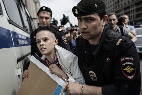 Gay activists hold illegal rallies in Moscow