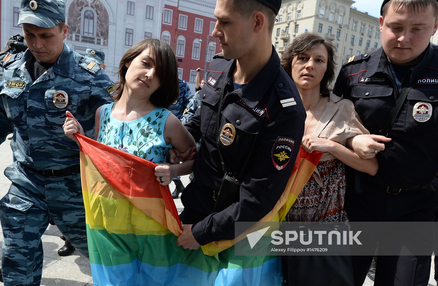 Gay activists hold illegal rallies in Moscow