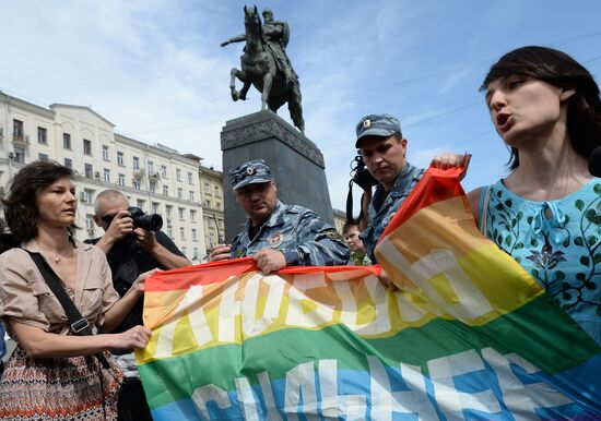 Gay activists hold illegal rallies in Moscow