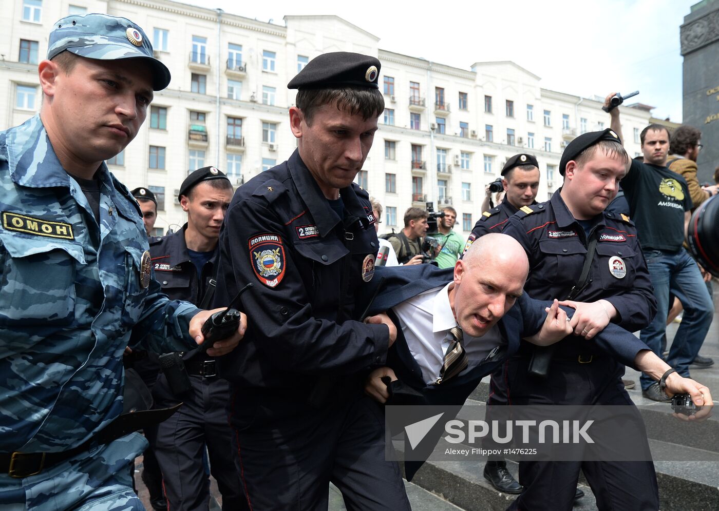 Gay activists hold illegal rallies in Moscow