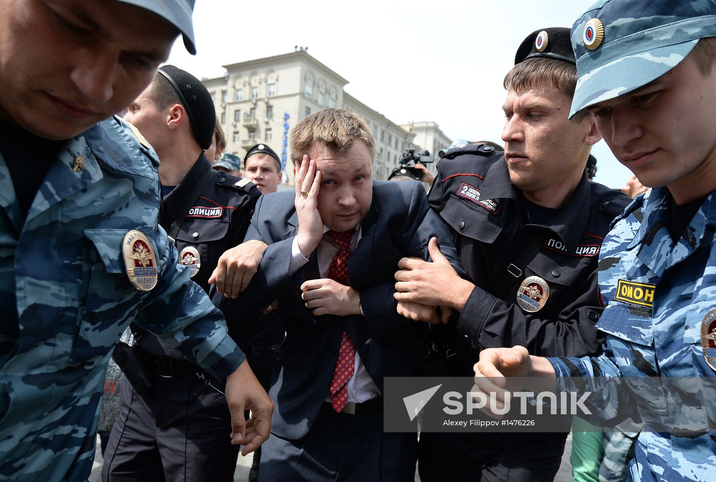 Gay activists hold illegal rallies in Moscow
