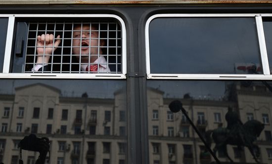 Gay activists hold illegal rallies in Moscow