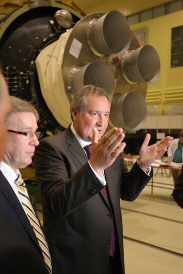 Dmitry Rogozin inspects Angara missile delivery to Plesetsk