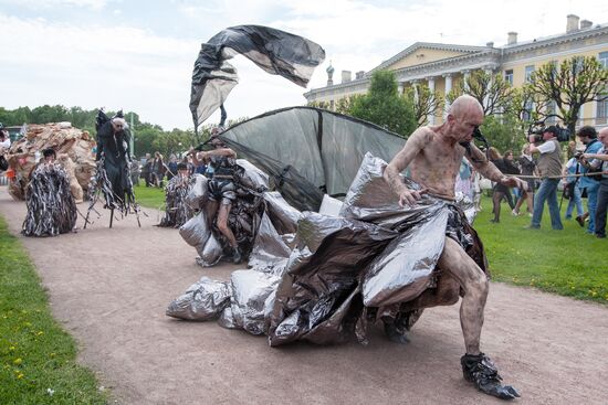 The Sidewalks of Paris exhibition showcased in St. Petersburg