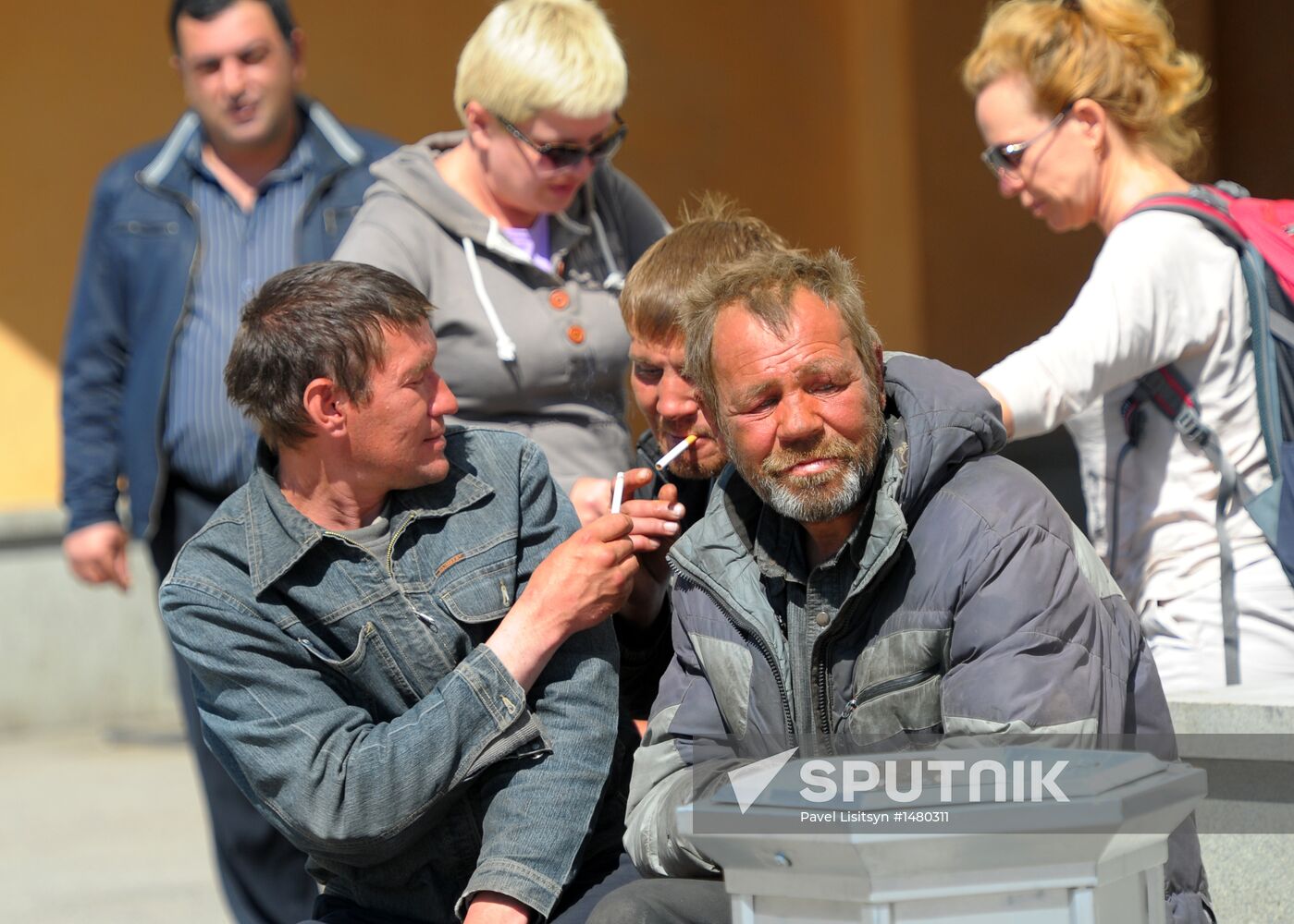 Smokers on the streets of Yekaterinburg. Location: Russia, Yekaterinburg. Author: Pavel Lisitsyn/Sputnik. Smoking ban enacted on June 1