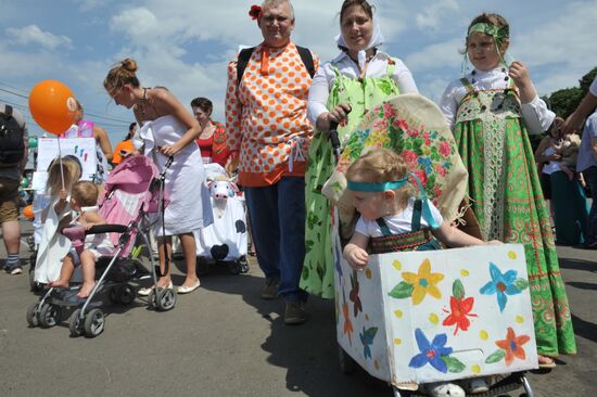 Parade of prams in Gorky Park